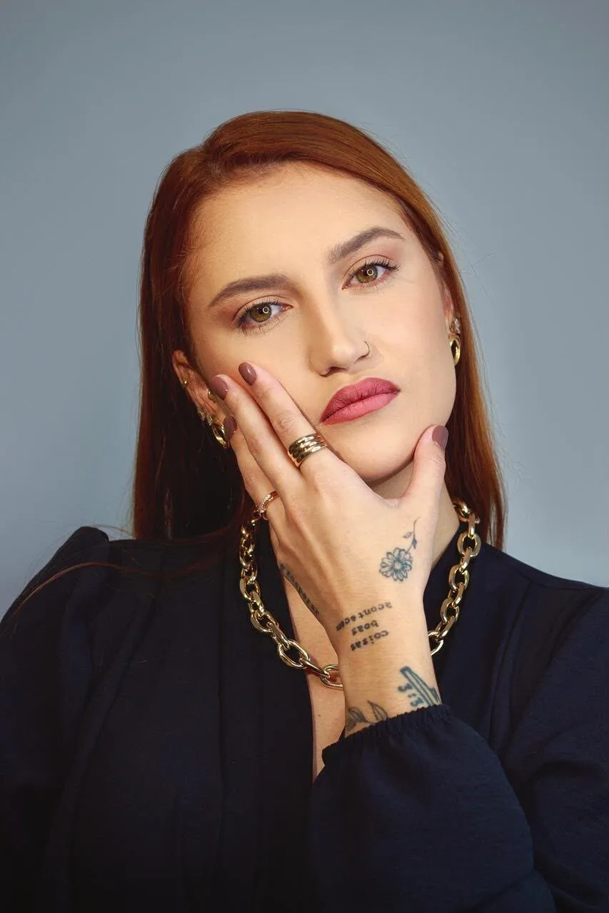 Letícia Hermann no estúdio